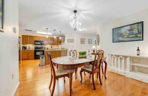 Moneta Apartment | Spacious 1 king bedroom WiFi on-site restaurant