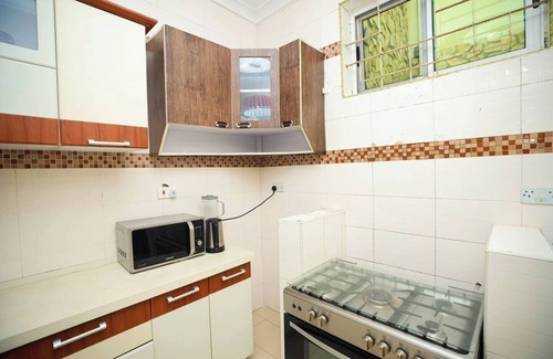 Labone House | Spacious 12-bedroom house with WiFi and AC in Cantonments, Accra
