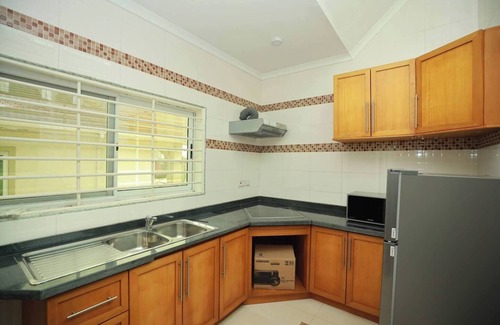 Labone House | Spacious 12-bedroom house with WiFi and AC in Cantonments, Accra
