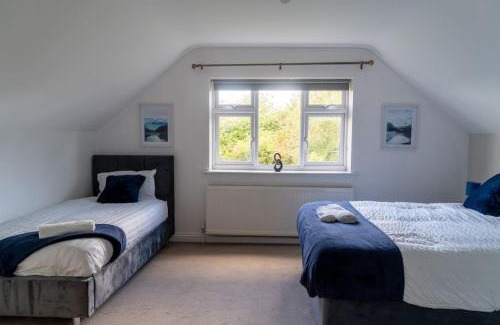 Barnt Green House | Spacious 15 Guest Home With 9 Beds in Shirley