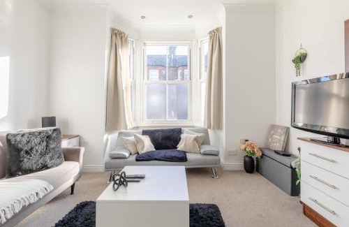 Battersea Apartment | Spacious 1BD Flat 10 mins from Battersea Park!