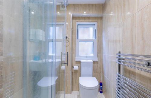 Battersea Apartment | Spacious 1BD Flat 10 mins from Battersea Park!