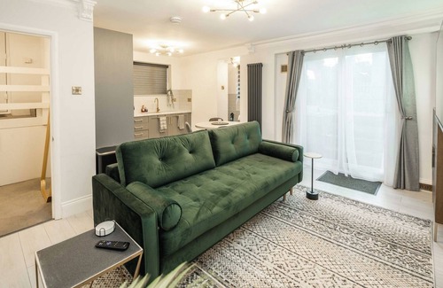 Wanstead House | Spacious 1BR Flat in Wanstead: Garden and Comfort