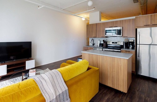 Eisenhower East Apartment | Spacious 1BR Near Downtown DC + Metro & Parks