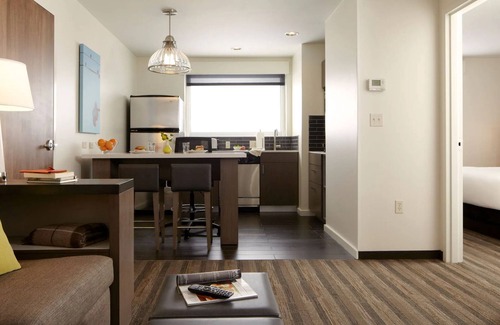 Belmont House | Spacious 1BR Suite w/Full Kitchen, Outdoor Pool, and Excellent Breakfast