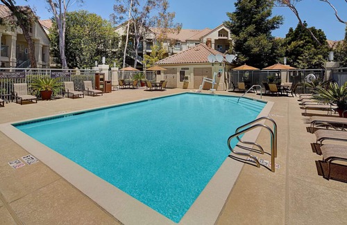 Belmont House | Spacious 1BR Suite w/Full Kitchen, Outdoor Pool, and Excellent Breakfast