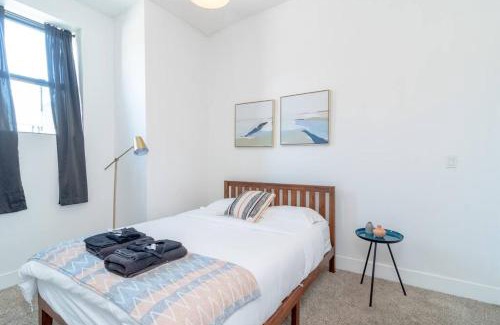 Near South Side Apartment | Spacious 1BR with Optional Parking Near McCormick Place, Field Museum, Adler Planetarium, & Shedd Aquarium
