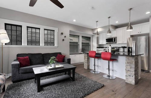 Kansas City Apartment | Spacious 1st Floor Suite | 2 Private Bedrooms | 65