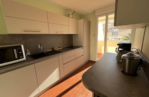 La Faviere Apartment | SPACIOUS 2 BEDROOM APARTMENT, PORT VIEW