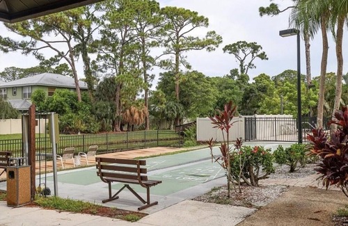 Sarasota Villa | Spacious 2 BD and 2BA Villa 13 minutes from Siesta Key!