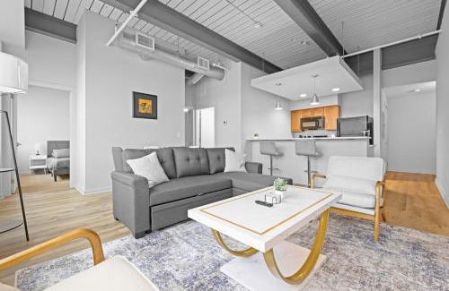 Downtown Cleveland Apartment | Spacious 2 BD Apt l Downtown Cleveland l Free Parking