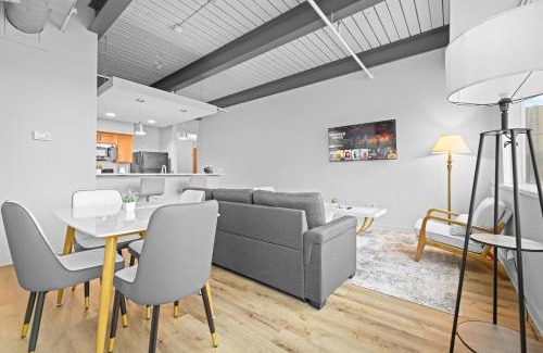 Downtown Cleveland Apartment | Spacious 2 BD Apt l Downtown Cleveland l Free Parking