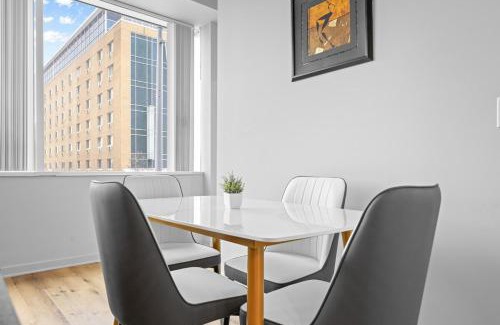 Downtown Cleveland Apartment | Spacious 2 BD Apt l Downtown Cleveland l Free Parking