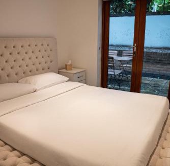 St. Helen's Apartment | Spacious 2-BDR Flat! 1 minute to tube station