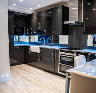 St. Helen's Apartment | Spacious 2-BDR Flat! 1 minute to tube station