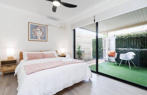 South Brisbane Apartment | Spacious 2 Bed/2 Bath Garden Apartment Aircon