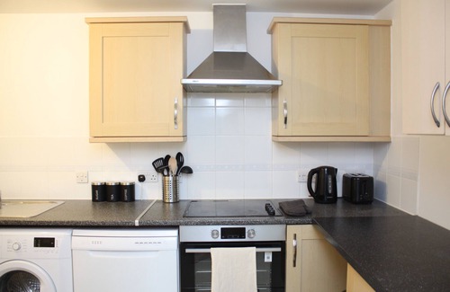 Crawley Apartment | Spacious 2 Bed 2 Bath Apartment - Gatwick 10 min away!