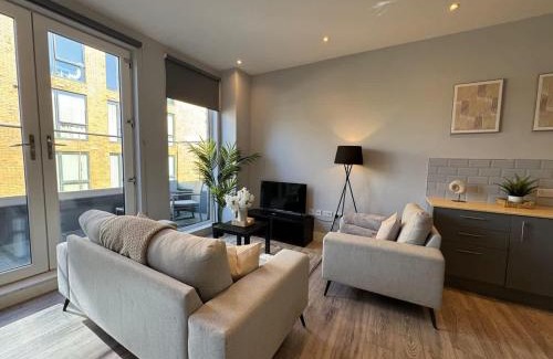 Coulsdon West Apartment | Spacious 2 Bed Apartment By CRSL