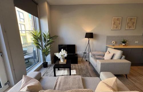 Coulsdon West Apartment | Spacious 2 Bed Apartment By CRSL