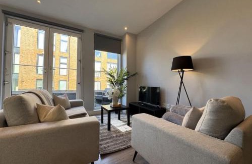Coulsdon West Apartment | Spacious 2 Bed Apartment By CRSL