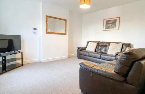 Crewe Apartment | Spacious 2-bed Apartment in Crewe by 53 Degrees Property, ideal for Business & Professionals, FREE Parking - Sleeps 3