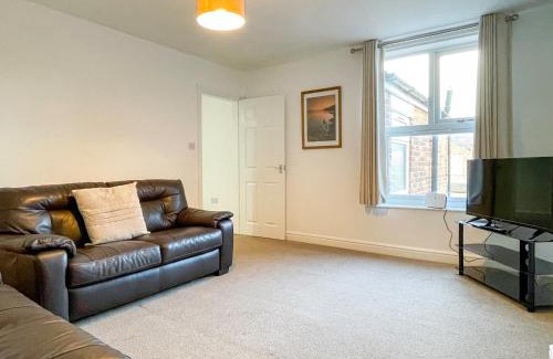 Crewe Apartment | Spacious 2-bed Apartment in Crewe by 53 Degrees Property, ideal for Business & Professionals, FREE Parking - Sleeps 3