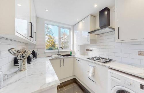 Ealing Broadway Apartment | Spacious 2 Bed Apartment with Free Parking in Ealing