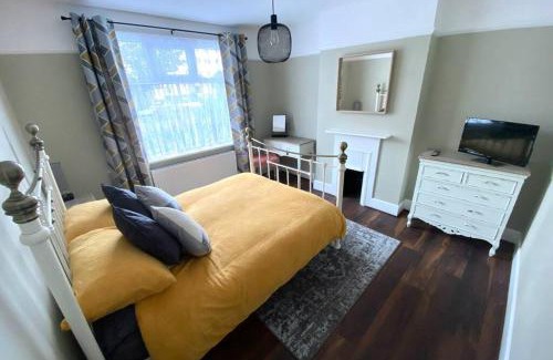 Bournemouth Apartment | Spacious 2 Bed APT sleeps 4 near Bournemouth Beach