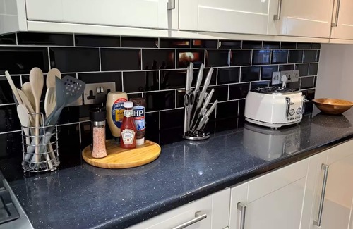 Leabridge Apartment | Spacious 2 Bed Apt with Balcony in Vibrant Hackney