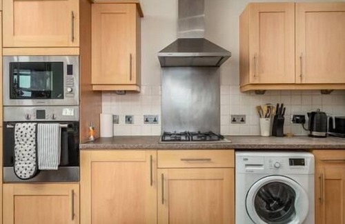 Watford Apartment | Spacious 2 Bed Flat | Free Parking, 15 min to Warner Bros, Nearby Supermarket,