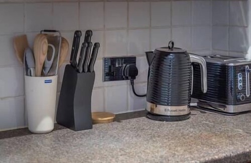 Watford Apartment | Spacious 2 Bed Flat | Free Parking, 15 min to Warner Bros, Nearby Supermarket,