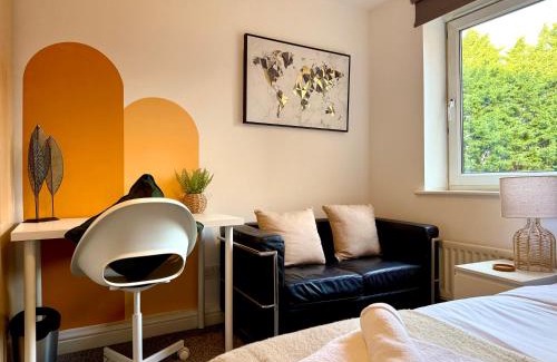 Leeds Apartment | Spacious 2 Bed Flat Free Private Parking