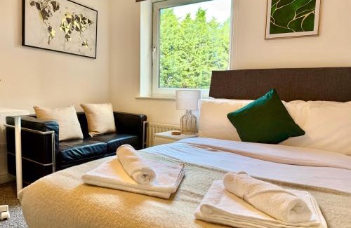 Leeds Apartment | Spacious 2 Bed Flat Free Private Parking