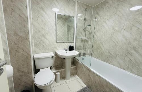Leeds Apartment | Spacious 2 Bed Flat Free Private Parking