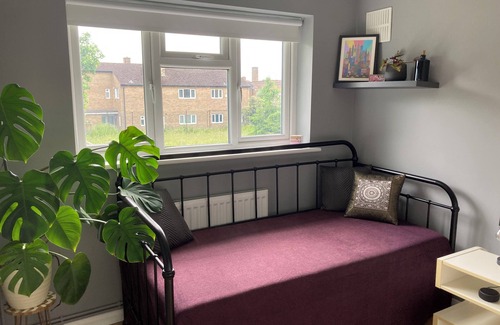 Whitton Apartment | Spacious 2 bed flat in Twickenham w/parking and large private garden
