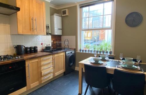 Oval Apartment | Spacious 2-bed flat with garden, 3 minutes walk from Oval tube station