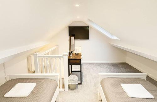Exeter Apartment | Spacious 2-Bed - Hospital & City Nearby Parking Pet Friendly