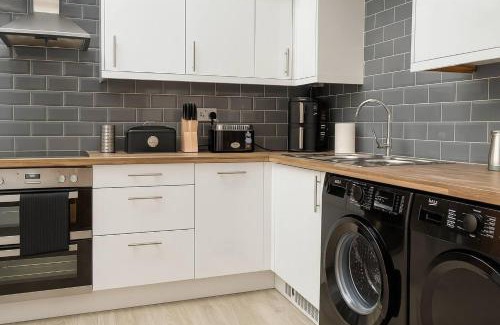 Exeter Apartment | Spacious 2-Bed - Hospital & City Nearby Parking Pet Friendly