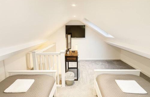 Exeter Apartment | Spacious 2-Bed - Hospital & City Nearby Parking Pet Friendly