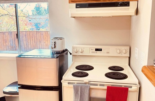 Kirkland Apartment | Spacious 2-Bed PNW Hideaway