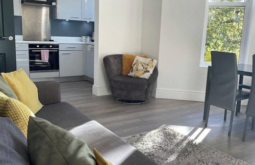 Queens Quarter Apartment | Spacious 2-bed Queens by CityGo