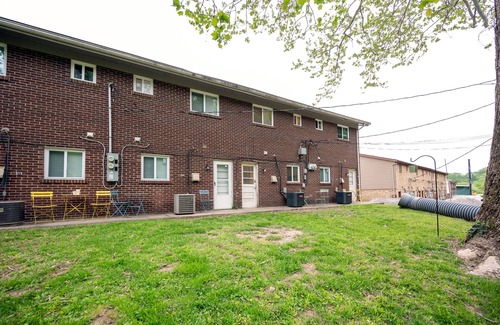 St. Charles House | Spacious 2 bed Townhome by StayLage
