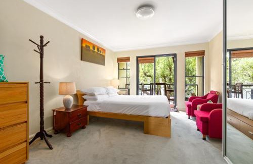 Alexandria House | Spacious 2-Bed Townhouse with Garage & Patio