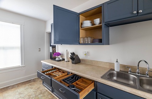 Victoria Boulevard Historic District House | Spacious 2 bedroom, 2 bathroom Victorian in Downtown Hampton with EV charging