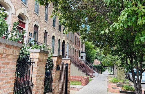 Sheffield Neighbors Apartment | Spacious 2-bedroom apartment with AC in vibrant Chicago
