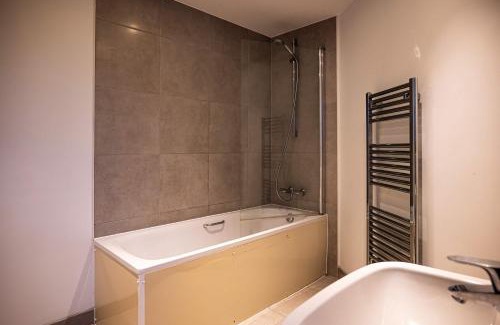 Crawley City Centre Apartment | Spacious 2 Bedroom Apartment in Crawley