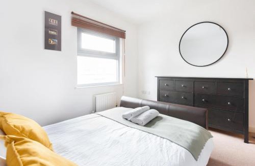Shadwell Apartment | Spacious 2 Bedroom Apartment In Central Near tube