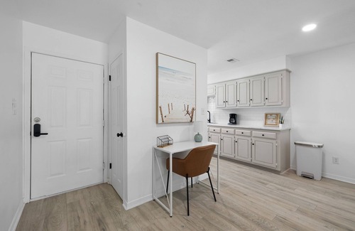 Fairhope House | Spacious 2 Bedroom Cottage with KING BED + Fenced Yard