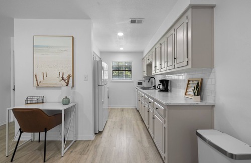 Fairhope House | Spacious 2 Bedroom Cottage with KING BED + Fenced Yard
