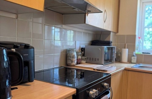 Newbury Apartment | Spacious 2-Bedroom Flat Near Shops and Transport